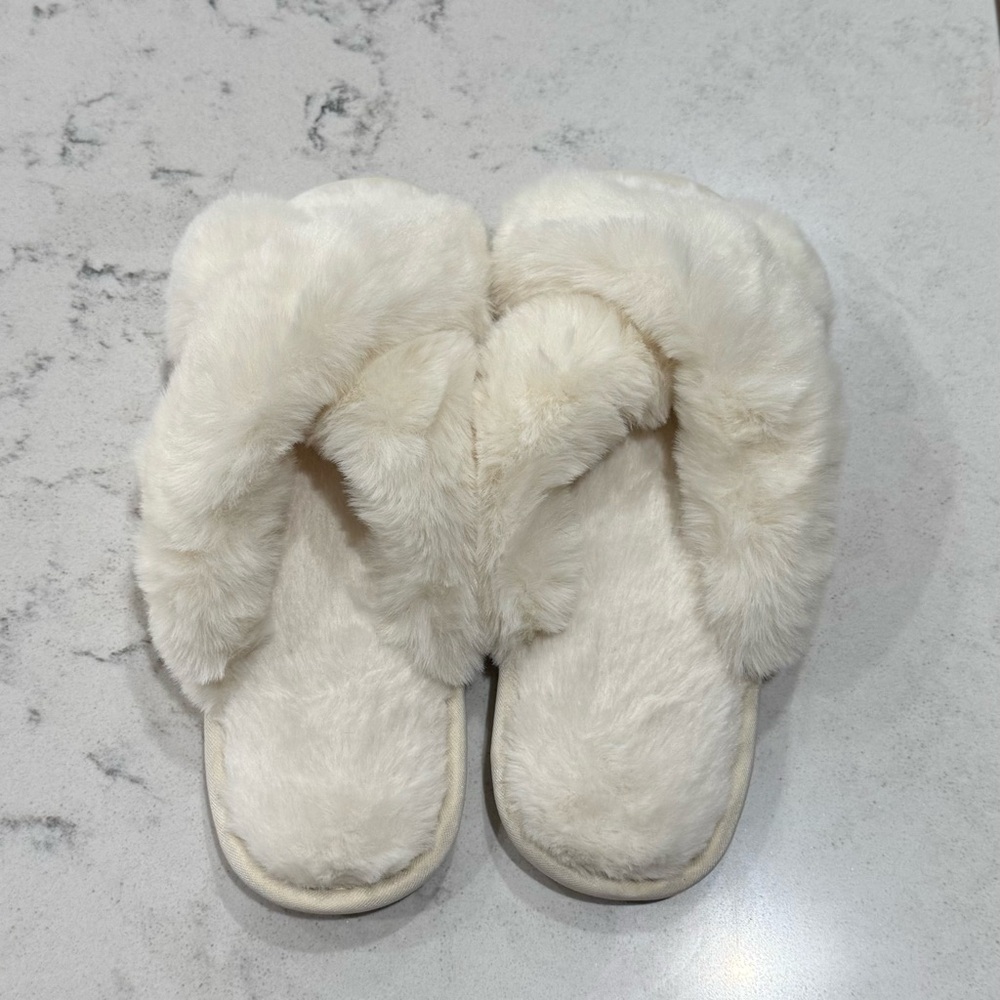 Brand New Cozy White Faux Fur Women's Slippers